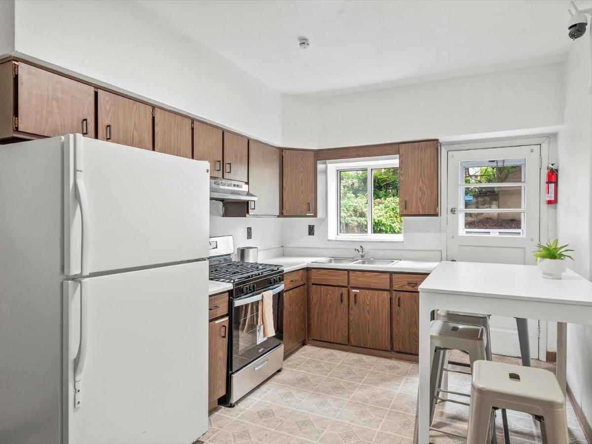 Oakland/university @c Modern & Stylish Private Bedroom With Shared Bathroom *